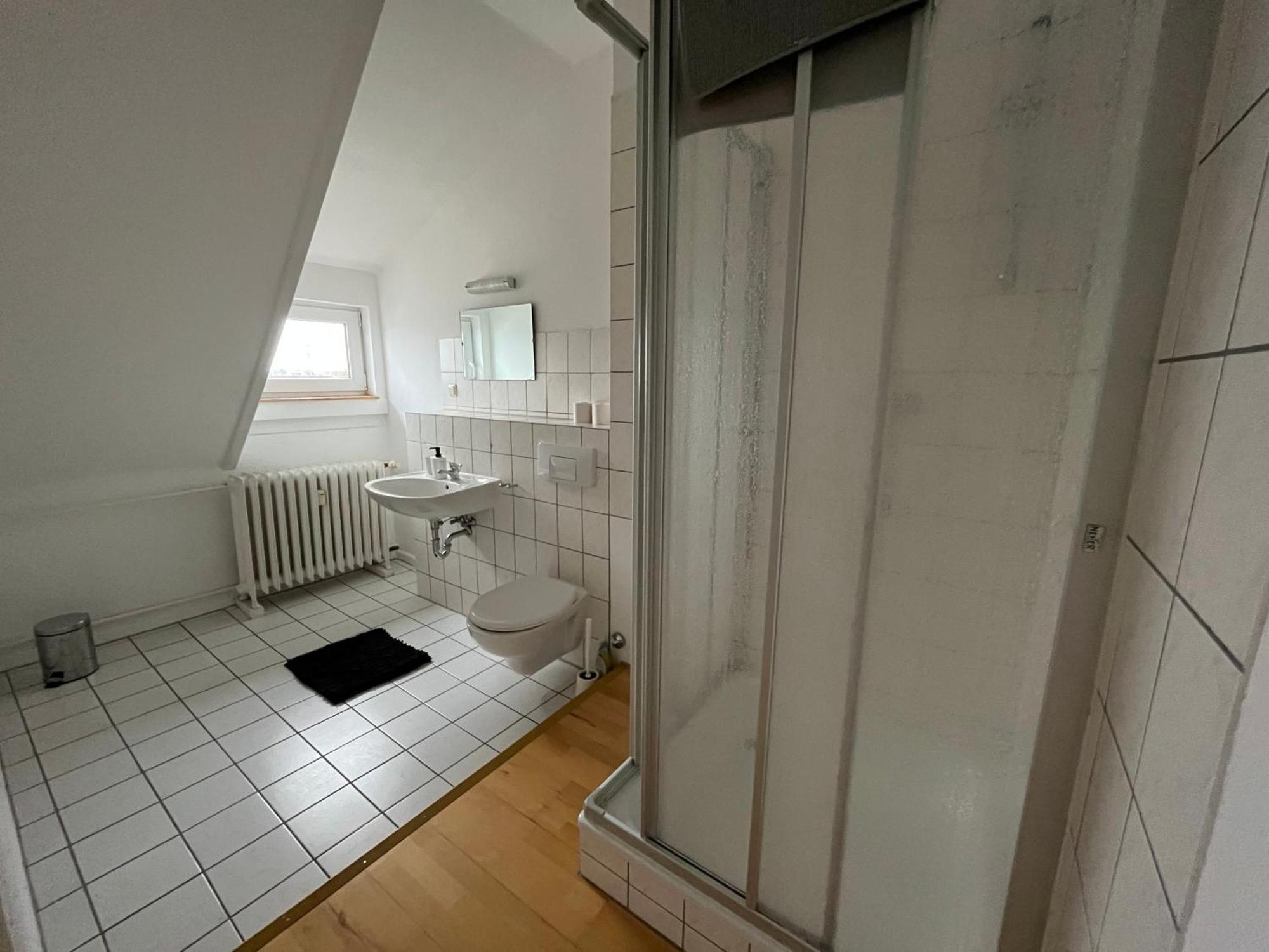 Doppelzimmer-Bad-Kuehlschrank-Tv-19 Meine Luaran gambar
